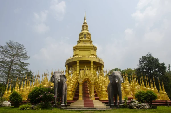 Neviditelný Thajsko Golden Top 500 Pagoda Wat Sawang Boon Chrám — Stock fotografie