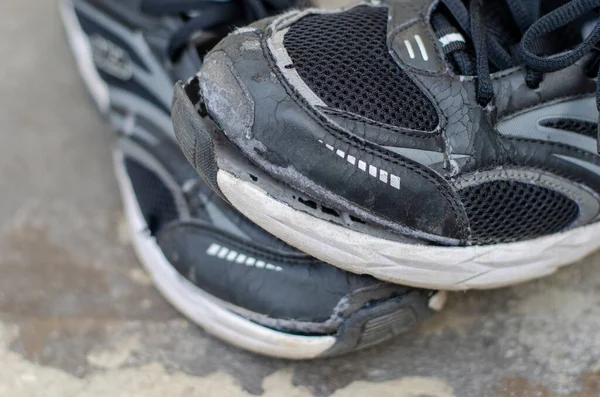 Fecha Quebrado Velhos Sapatos Pretos Chão — Fotografia de Stock