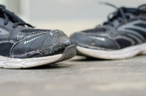 破了的旧黑鞋子在地板上 复制空间 — 图库照片
