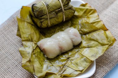 Üst Manzara Khao Tom Mad ya da Tatlı Yapışkan Pirinç İçinde muz ya da taro dolgu vardır. Eski Tayland Tatlıları.