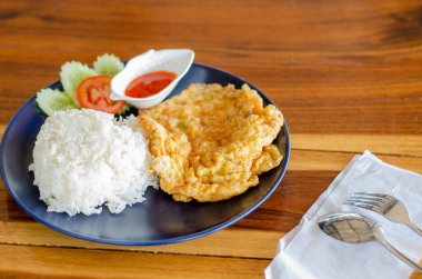Tahta masada omlet pilavı, Tayland kahvaltısı.