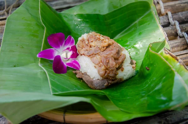 Τηγανητό Χοιρινό Κολλώδες Ρύζι Φύλλα Μπανάνας Ταϊλανδέζικο Φαγητό — Φωτογραφία Αρχείου
