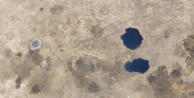 Araba yağı çimento zemine damlıyor.