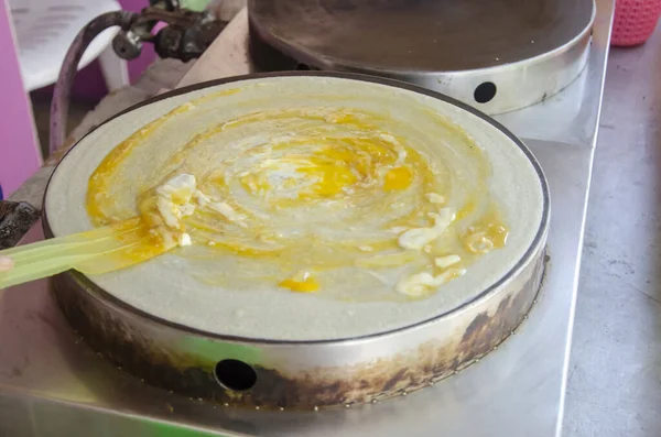 ストリートフード市場での卵の販売をトッピングしたクレープデザートの調理タイ — ストック写真