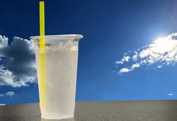 Kaltes Trinkwasser Glas Verhindert Hitzschlag Bei Sonnenschein Himmel Und Wolken — Stockfoto