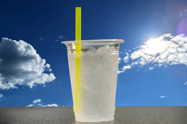 Kaltes Trinkwasser Glas Verhindert Hitzschlag Bei Sonnenschein Himmel Und Wolken — Stockfoto