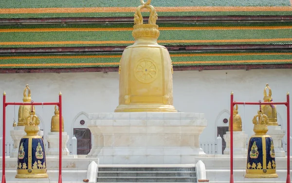 Złoty Dzwon Wat Rakhang Kositaram Woramahawihan Ważna Atrakcja Turystyczna Tajlandii — Zdjęcie stockowe