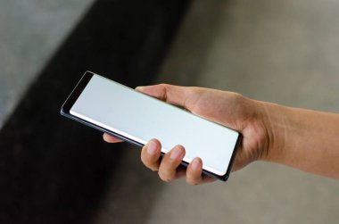 Beyaz ekranı boş akıllı telefonu tutan kadın, boşluğu kopyala