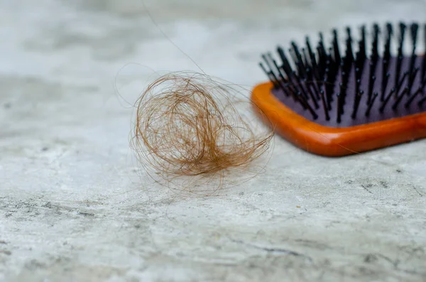 Mazzo Perdita Capelli Castani Dorati Concetto Problemi Capelli Sani — Foto Stock