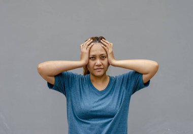 Asyalı kadınlar şakaklarına dokunur, baş ağrısı ya da baş dönmesi hissederler, yorgun hissederler. Ağrı kesici lazım.