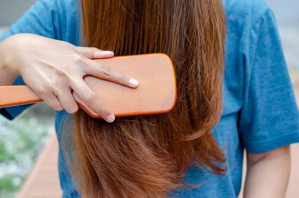 Ξανθιά Ασιάτισσα Που Ποζάρει Μπροστά Χτενίζοντας Μαλλιά Της — Φωτογραφία Αρχείου