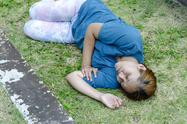 Mujer Asiática Acostada Lado Desmayándose Hierba Parque Verano Debido Clima — Foto de Stock
