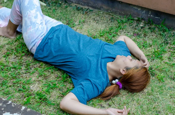 Joven Mujer Asiática Desmayándose Hierba Verano Porque Aire Libre Clima — Foto de Stock