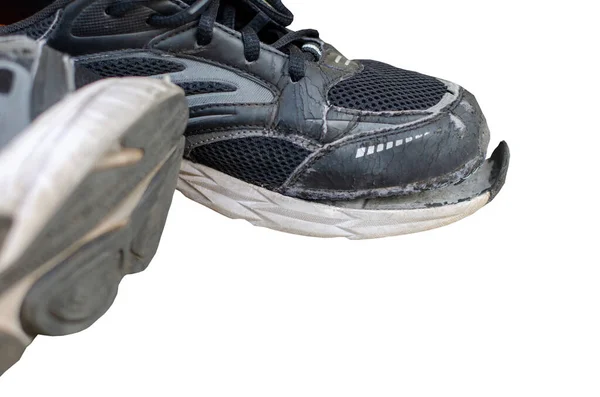 断掉的旧黑色运动鞋 白色背景下与剪裁路径隔离 — 图库照片