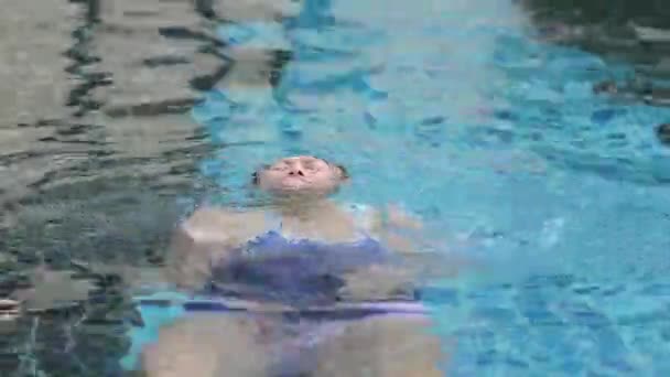 在游泳池区 年轻的亚洲女子因腿抽筋而溺水 — 图库视频影像