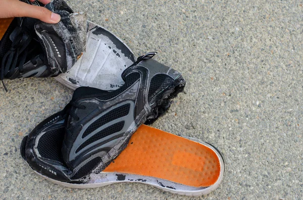 Unrepairable Quebrado Velhos Sapatos Pretos Fundo Com Espaço Cópia — Fotografia de Stock