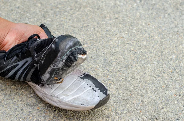 Fechar Sapatos Pretos Velhos Rasgados Frente — Fotografia de Stock