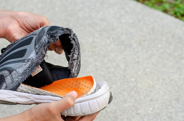 Mão Segurando Velho Sapato Preto Quebrado Atrás Calcanhar Sapato — Fotografia de Stock