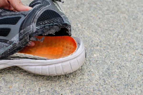 Rasgado Velho Sapato Preto Parte Trás Calcanhar — Fotografia de Stock