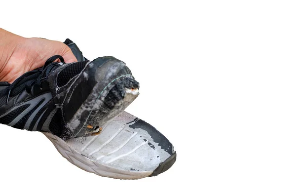 手拿起被撕破的旧黑鞋子 用剪开的路径隔离在白色的背景上 — 图库照片