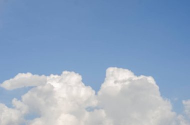 Yaz güneşinde gökyüzü ve bulutlar, kopyalama alanı ile.