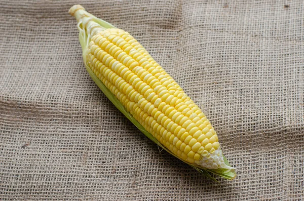 Jedna Kukurydza Brązowym Woreczku Widok Boku Zbliżenie — Zdjęcie stockowe
