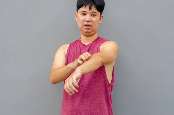 Hombre Asiático Arañando Picazón Con Mano Brazo Concepto Atención Médica — Foto de Stock