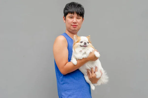 Asiático Hombre Pie Sonriente Holding Chihuahua Perro —  Fotos de Stock