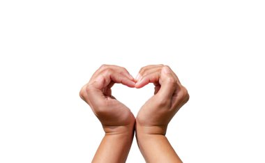 Kadın eli, kırpma yolu ile beyaz arka planda izole edilmiş kalp sembolü yapıyor. Sevgililer gününde aşk konsepti.