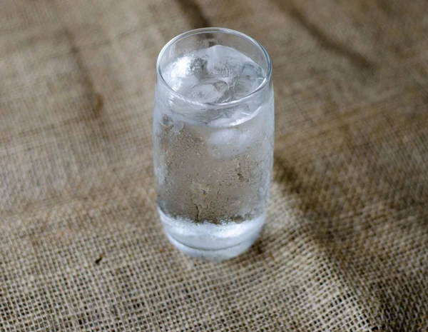 Nahaufnahme Kaltes Trinkwasser Mit Eis Sauberen Glas Gesundes Trinken Und — Stockfoto