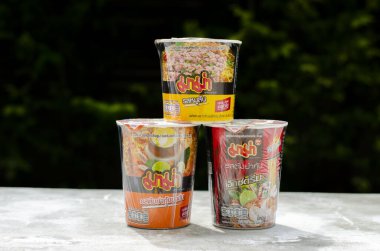 Nonthaburi, Tayland - 15 Eylül 2023: Mama Set, Tom Yum Shrimp ve Kıymalı Pork Flavor ile erişte bardağı. Annem Tayland 'da popüler bir marka..