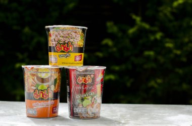 Nonthaburi, Tayland - 15 Eylül 2023: Mama Set, Tom Yum Shrimp ve Kıymalı Pork Flavor ile erişte bardağı. Annem Tayland 'da popüler bir marka. Boşluğu kopyala