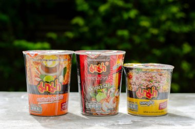 Nonthaburi, Tayland - 15 Eylül 2023: Mama Line Set, Tom Yum Shrimp ve Kıymalı Pork Flavor ile erişte kupası. Annem Tayland 'da popüler bir marka..