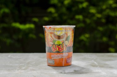 Nonthaburi, Tayland - 15 Eylül 2023: Mama is noodles cup with Tom Yum Shrimp Creamy Flavor. Annem Tayland 'da popüler bir marka..