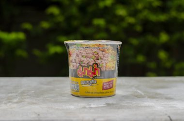 Nonthaburi, Tayland - 15 Eylül 2023: Mama is noodles cup with Minced Pork Flavor. Annem Tayland 'da popüler bir marka..