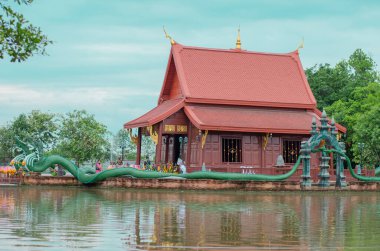 Pathum Thani, Tayland - 17 Eylül 2023: Wat Pa Khlong 11 Naga 'dan hayır duası almak için bir yer.