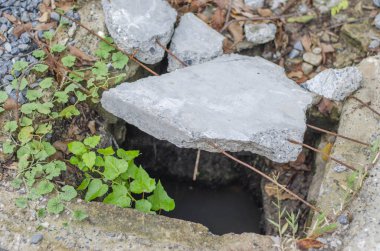 Kaldırımlardaki ve yollardaki kırık beton rögar kapakları kullanıcılar için tehlike arz ediyor.