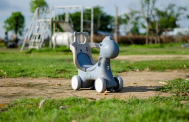 Çocuk bisikleti. Çocuk parkında çizgi film dinozoru şeklinde.