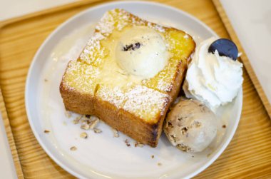 Çikolatalı dondurmalı ballı tost ve ahşap tabakta moka bademleri.