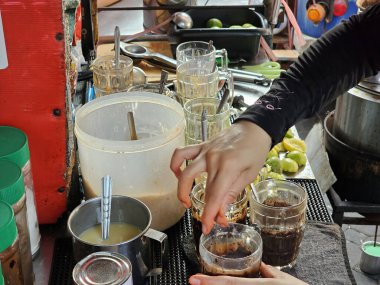 Geleneksel kahve dükkanı işi Tayland 'da yol kenarında satılıyor.
