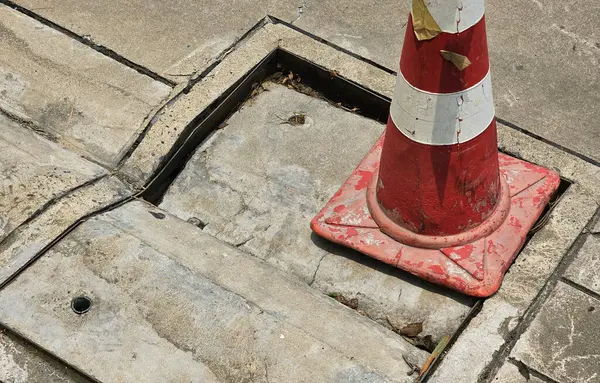 Manhole Cover Damaged Collapsed Use Traffic Cones Warn Road Users — Stock Photo, Image
