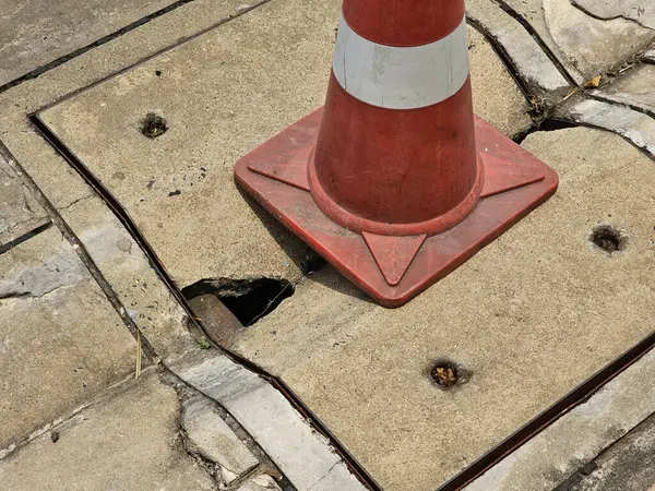 Cement Tile Covering Manhole Cover Damaged Has Hole Use Traffic — Stock Photo, Image