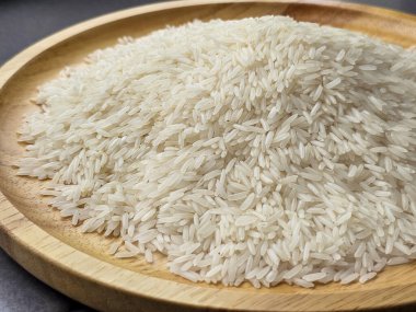 Tahta tabakta pirinç taneleri