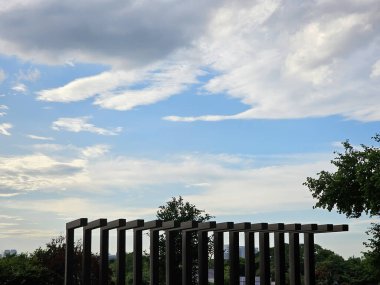 Gökyüzü ve bulutlar ağaç ve şehri bir bileşen olarak görüyorlar..