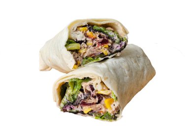 Ton balığı ve sebzeli tortilla dürümü beyaz arka planda kırpma yolu ile izole edilmiş