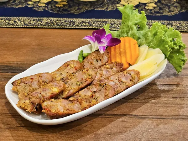 Kuzey Tayland sosisi. Ahşap masa arkasında Kuzey Tayland yemek menüsü. Tayland, genellikle Sai Oua olarak bilinir..