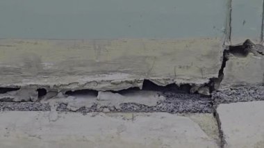 Yapının bütünlüğü ve inşaat malzemelerinin kalitesi hakkında endişelere yol açan önemli bir çatlak ortaya çıkıyor..