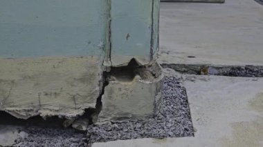 Bir binanın köşesine yakından bakmak önemli bir çatlağı ortaya çıkararak, yapının bütünlüğü ve inşaat malzemelerinin kalitesi hakkında kaygılara yol açıyor..