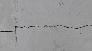 Beton yüzeyinde uzun çatlaklar var.