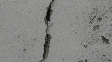 Beton duvar deprem yüzünden çatlamış..